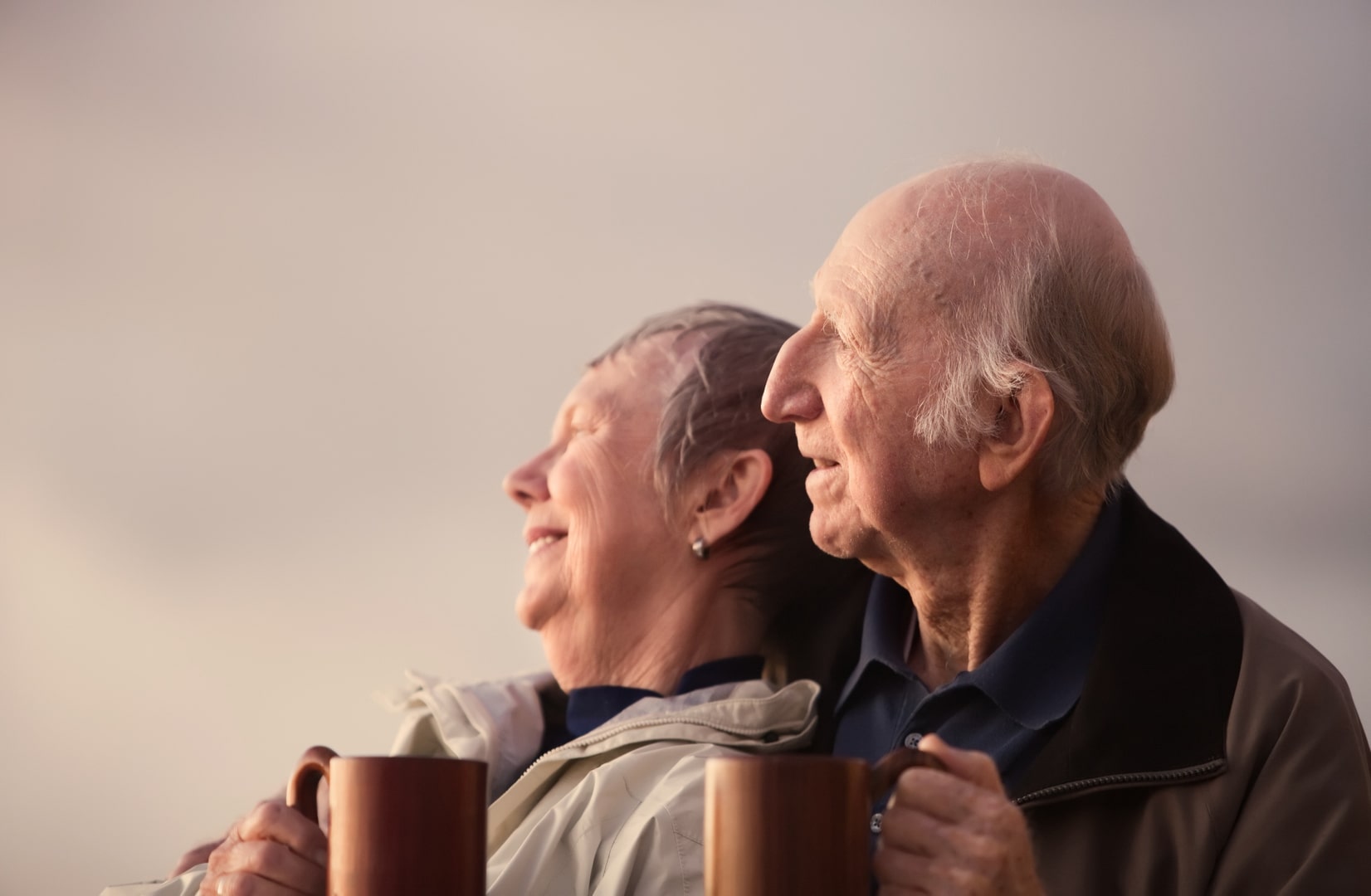 Senioren blicken in die Ferne