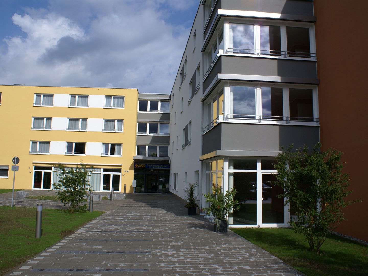 Ansicht des Haupteingangs des Seniorenzentrums in Forstenried