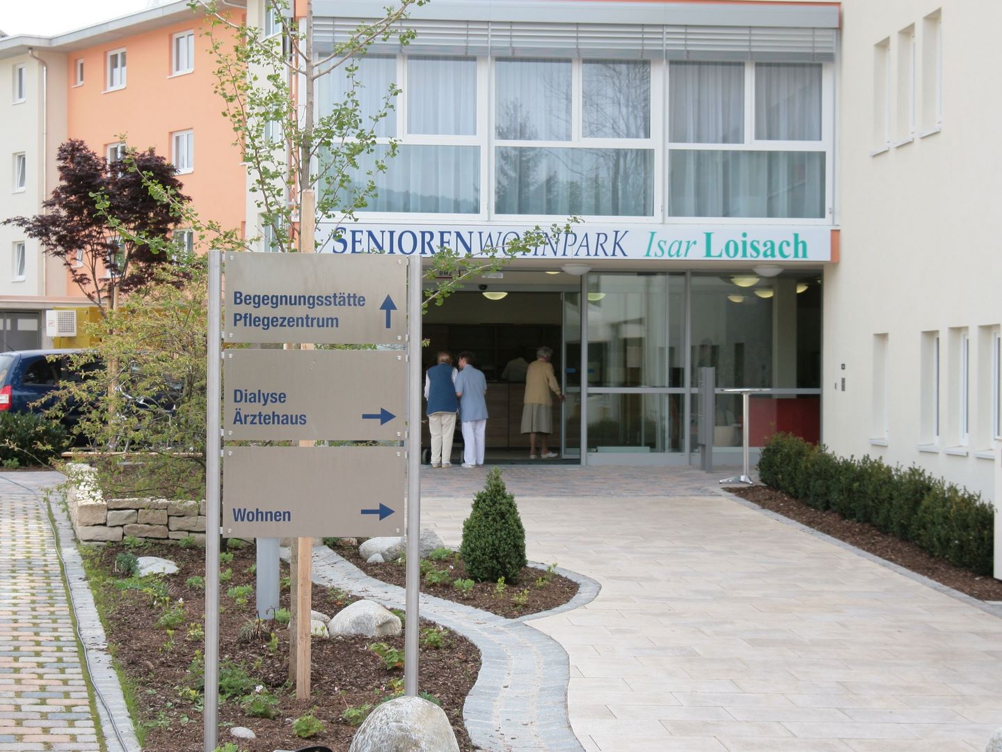 Ansicht des Haupteingangs des Seniorenzentrums in Wolfratshausen